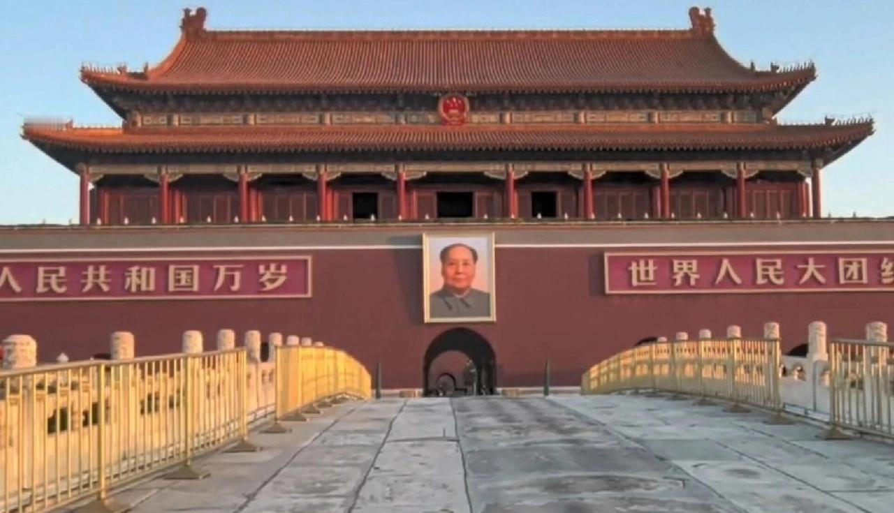 有人问，毛主席的肖像还能在北京天安门悬挂多久？我的回答是:中华人民共和国的五