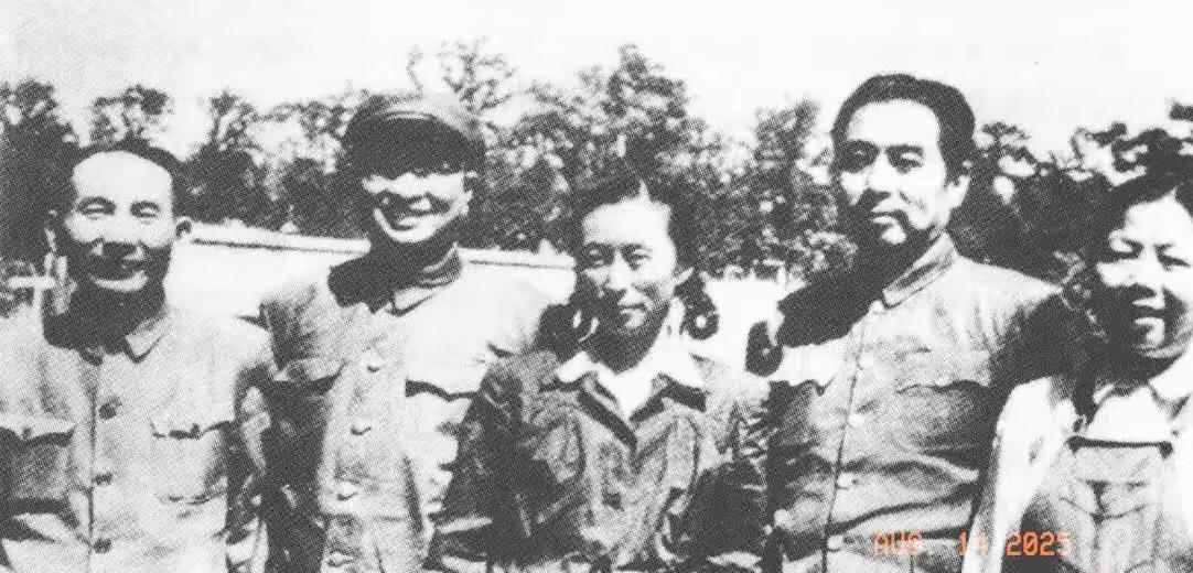1951年6月，周恩来总理和邓颖超一起去大连看望正在疗养的陈赓大将。由于陈赓在