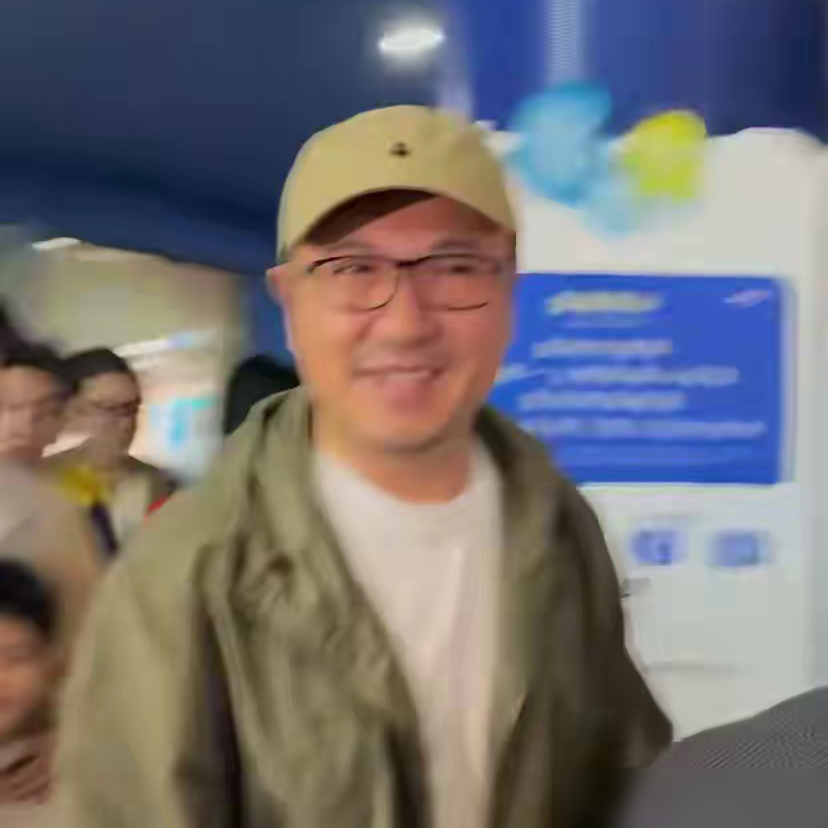 沈腾一家逛欢乐谷，照片一出来，评论区先炸了。王琦背着包、拎着水，全程跟着孩子跑，沈腾两手空空走在旁边