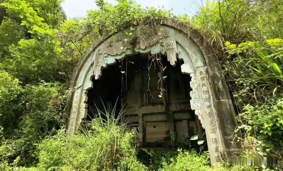 四川巴中平昌灵山镇有块菜地，菜地里藏着座石头大墓，本地人叫它花坟。为啥叫花坟，满