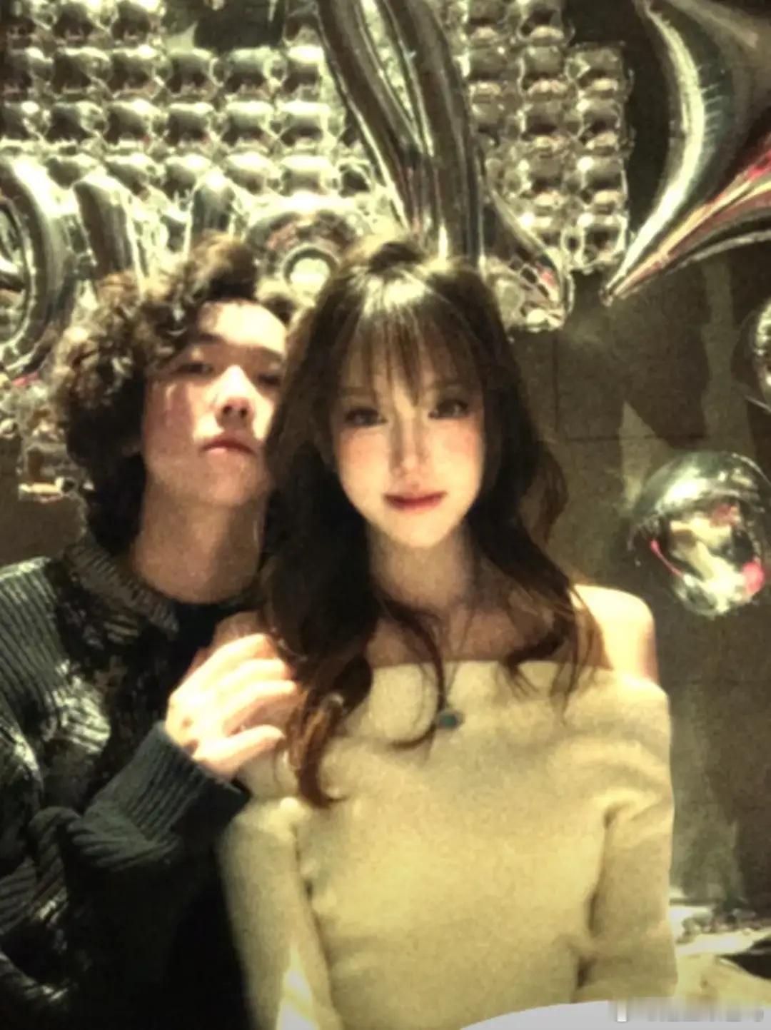 高露16岁女儿恋爱，晒与男友合照庆相恋1周年，打扮好成熟像26！