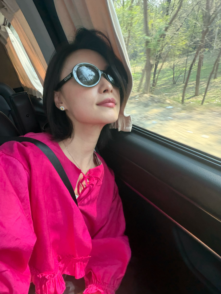 倪妮晒了张科三自拍，配文丢丢紧张，评论区直接炸了。照片里没滤镜没摆拍，就是考试前那种坐立不安的眼神。
