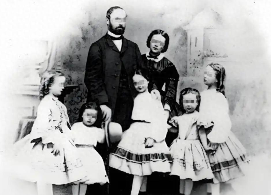 1873年，荷兰富商何仕文将渔女施娣和五个混血孩子扔在维多利亚港的码头，带着支票