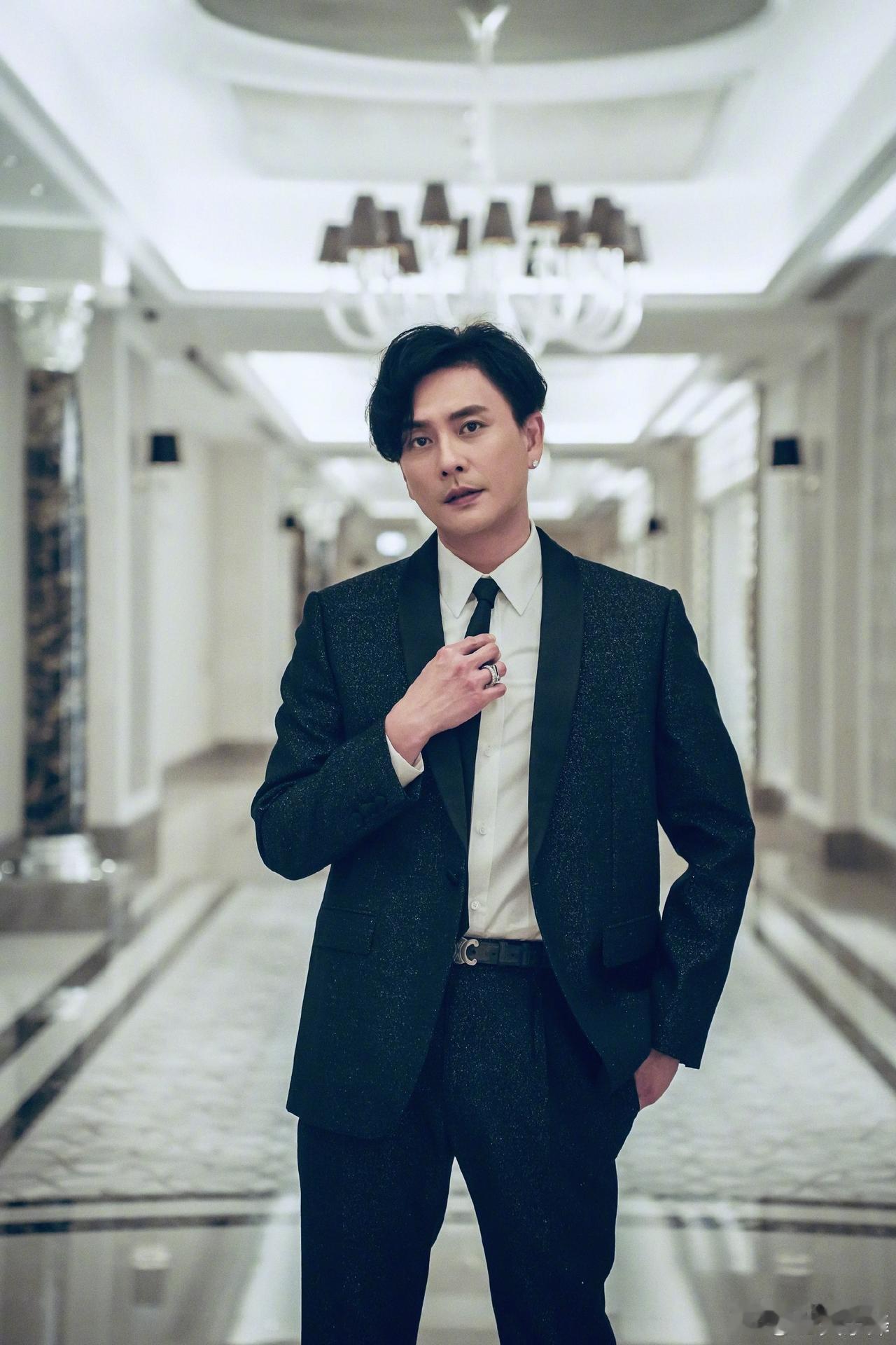 “我没想过牙都会上新闻咯，好劲咯。”黄宗泽和往常一样，拽拽地说。大家还记
