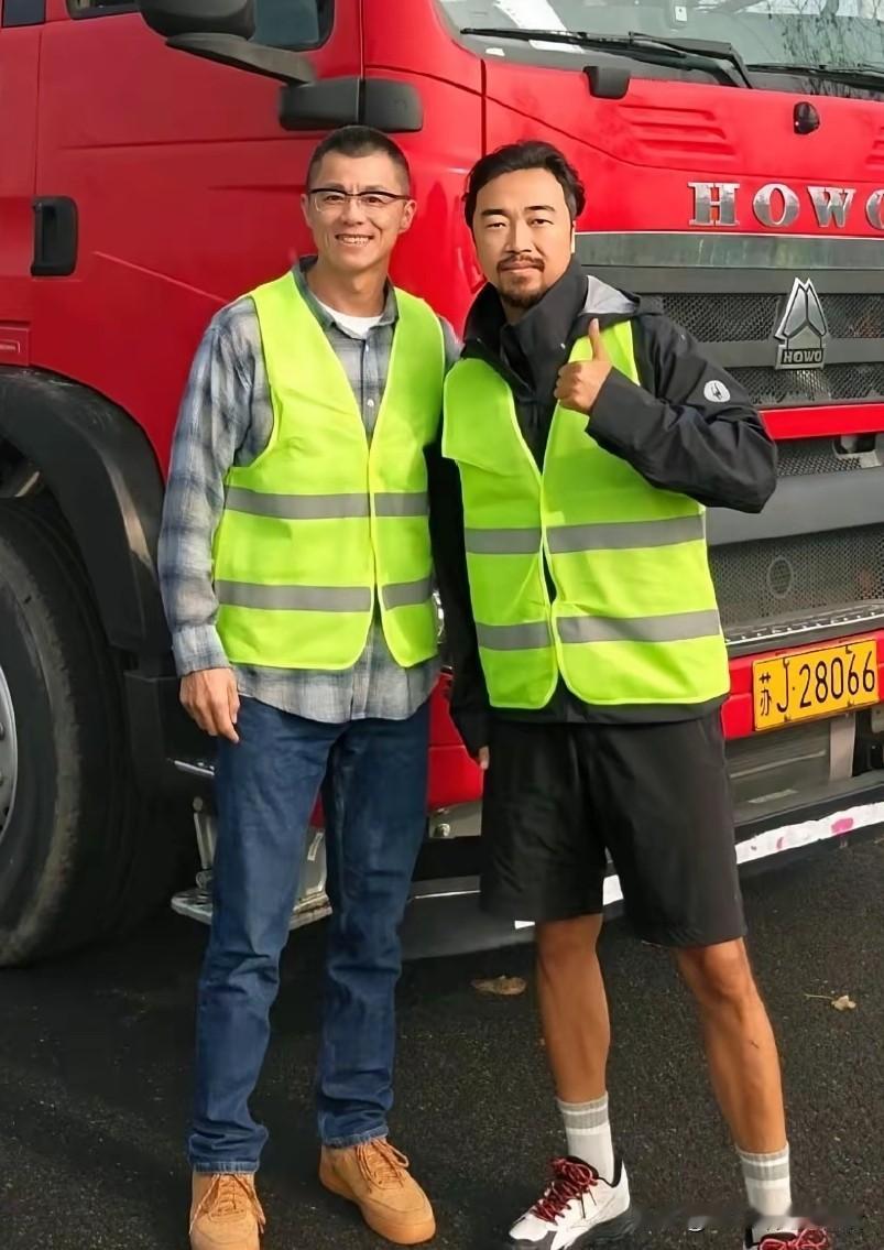 照片中的这两个人，前几天刚一起参加了一个车企的活动，现在就先后的都被禁言了。实