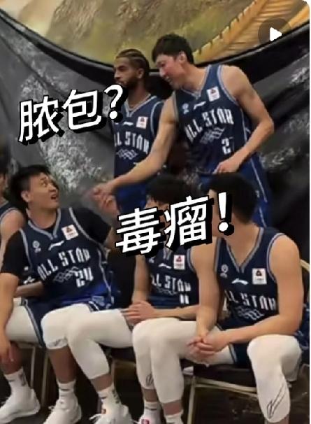 只要周琦不尴尬，尴尬的就是别人！在全明星拍集体照的时候周琦姗姗来迟，所有人都