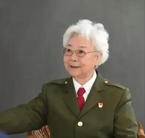 一位获得国家最高荣誉、月收入三万块的离休干部，斩获无数终身成就奖项，本该安享顶级