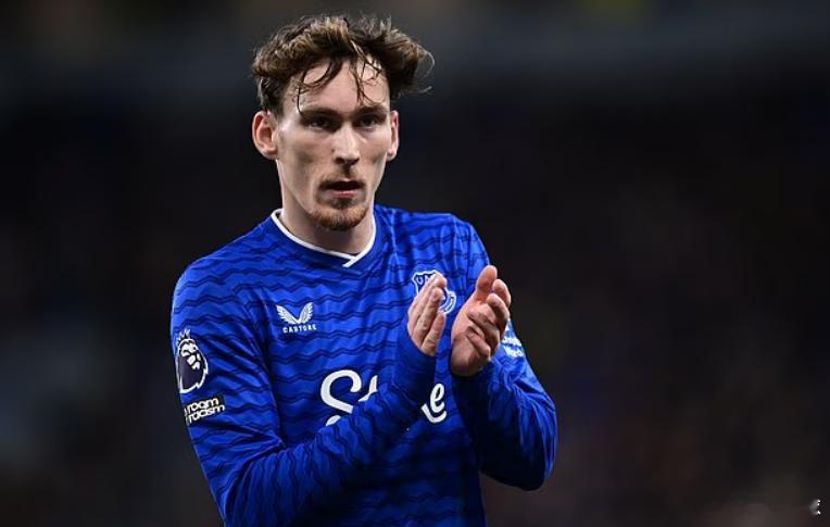 据《邮报》的消息，曼联在密切关注詹姆斯.加纳的情况，希望以低价签回他。根据此前的