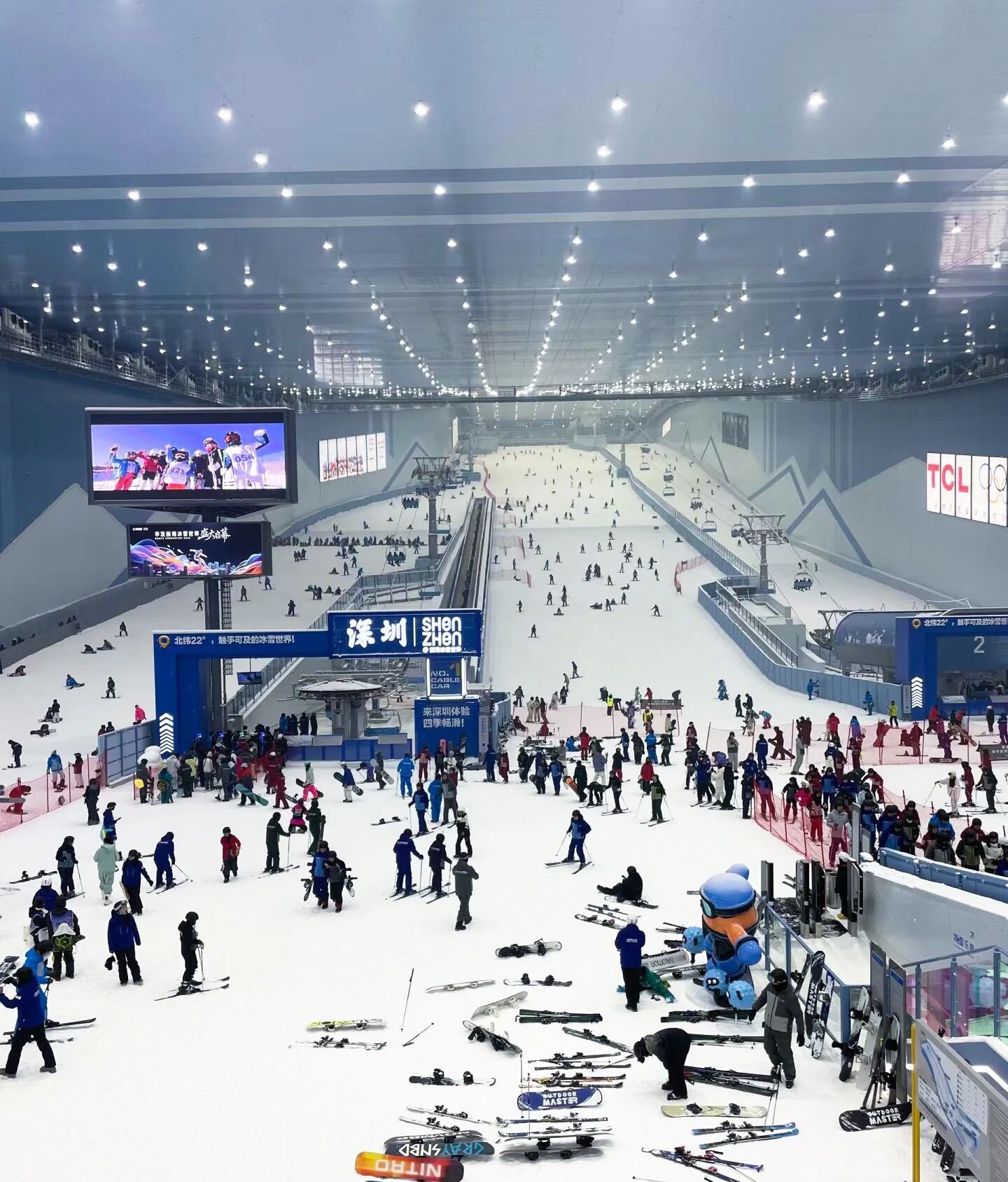 深圳没有雪但深圳有钱深圳虽然没有雪，但深圳有钱可以造出雪。一年四季都可以滑雪了，