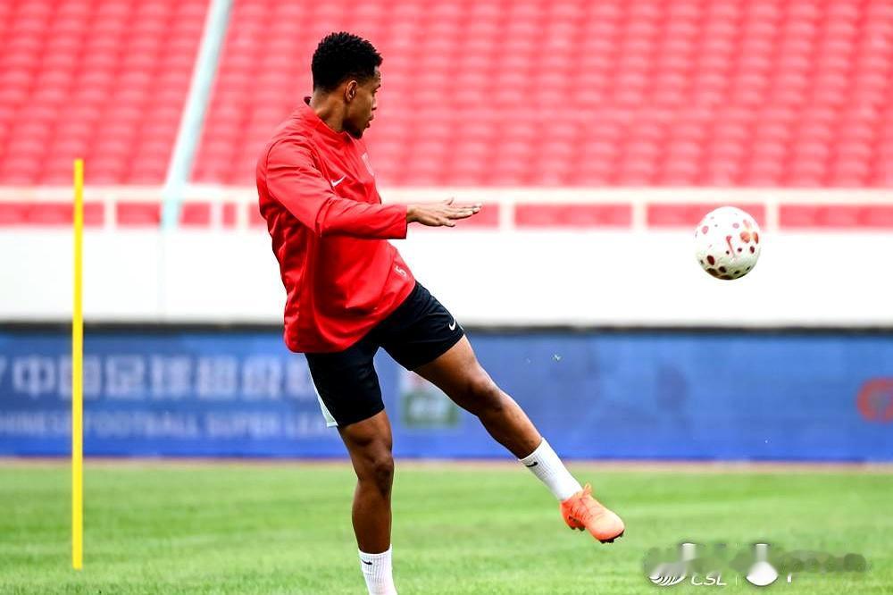 成都蓉城这次是真的变狠了。新教练阿洛伊西上任后，全队直接开启了强势拿分模式。