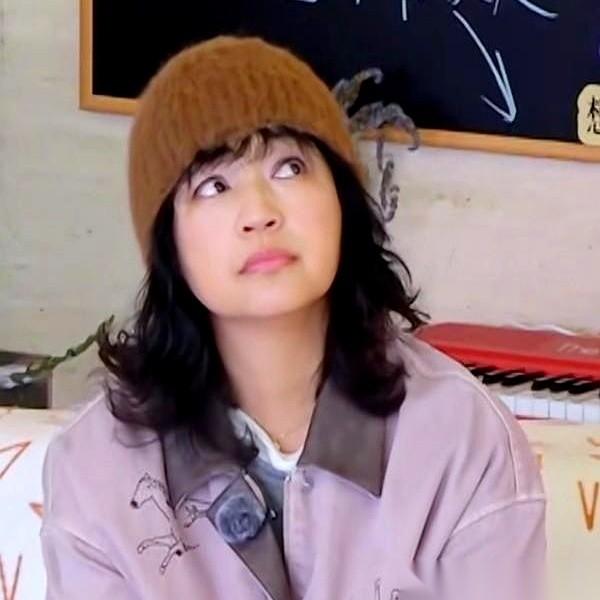录制现场，李静、于娜她们正拆着妈妈寄来的礼物，笑声和彩带的窸窣声混在一起。镜头