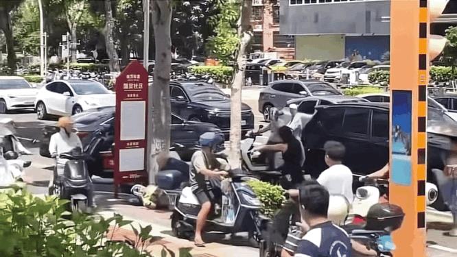 刷到海口女司机与外卖小哥的后续：小哥拿到钱可以笑了，女司机花钱免灾也可以笑了，最