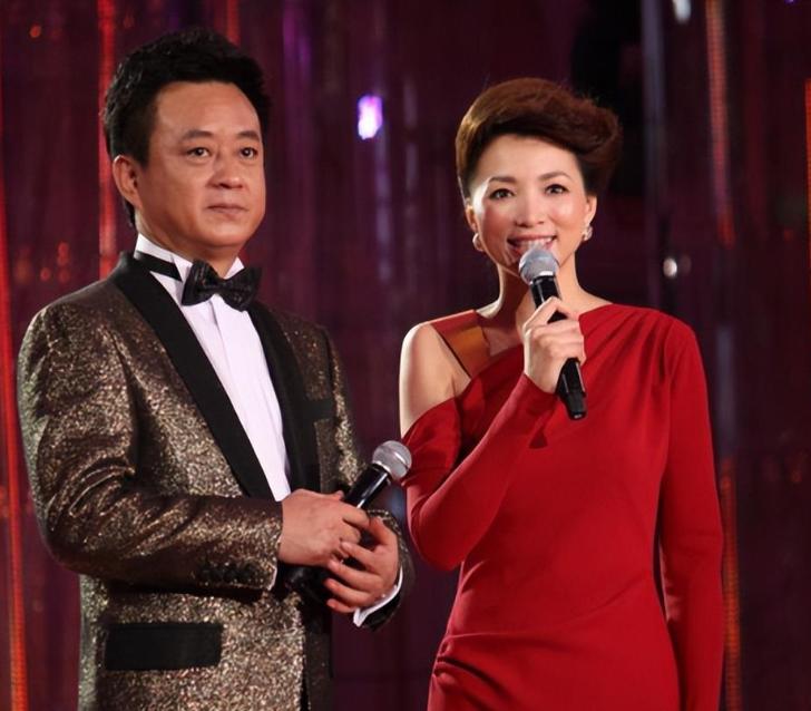 还剩一天就到中秋，董卿那头传出确切喜报，和朱军一起同台亮相，名单一经披露，熟悉他