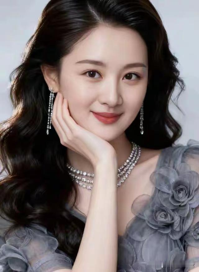 踏莎行·银辉墨发如云，钻光垂缕，轻托玉腮凝浅笑。灰纱裁就雾中花，柔波漫过