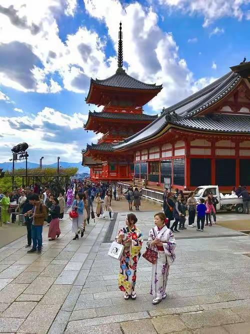 安徽那边有个事儿在本地群里传得挺热。说的是一对小夫妻，结婚五年了，肚子一直没动静