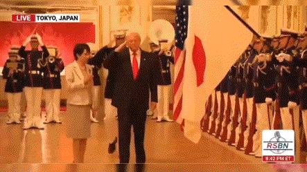 日本用欢迎仪式给特朗普“挖坑”,特朗普坚决不上当,高市早苗原地傻眼!当地时间2