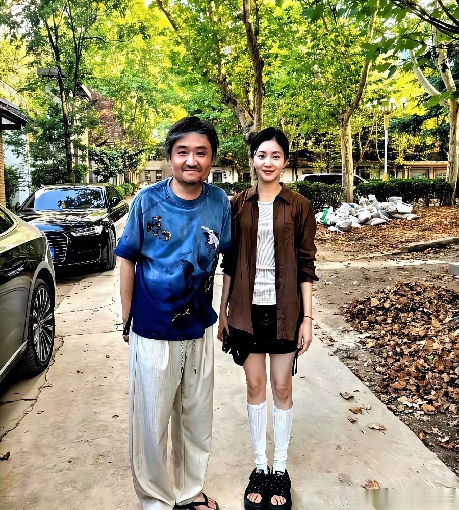 那张刘浩存和苗阜的合照，简直就是一场无声的“公开处刑”。镜头就那么直直地杵在面前
