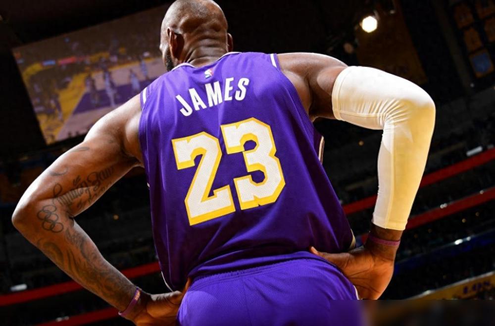 41岁的詹姆斯被骂惨了，说他断崖下跌只配当角色球员，结果他反手就是一波6连胜！