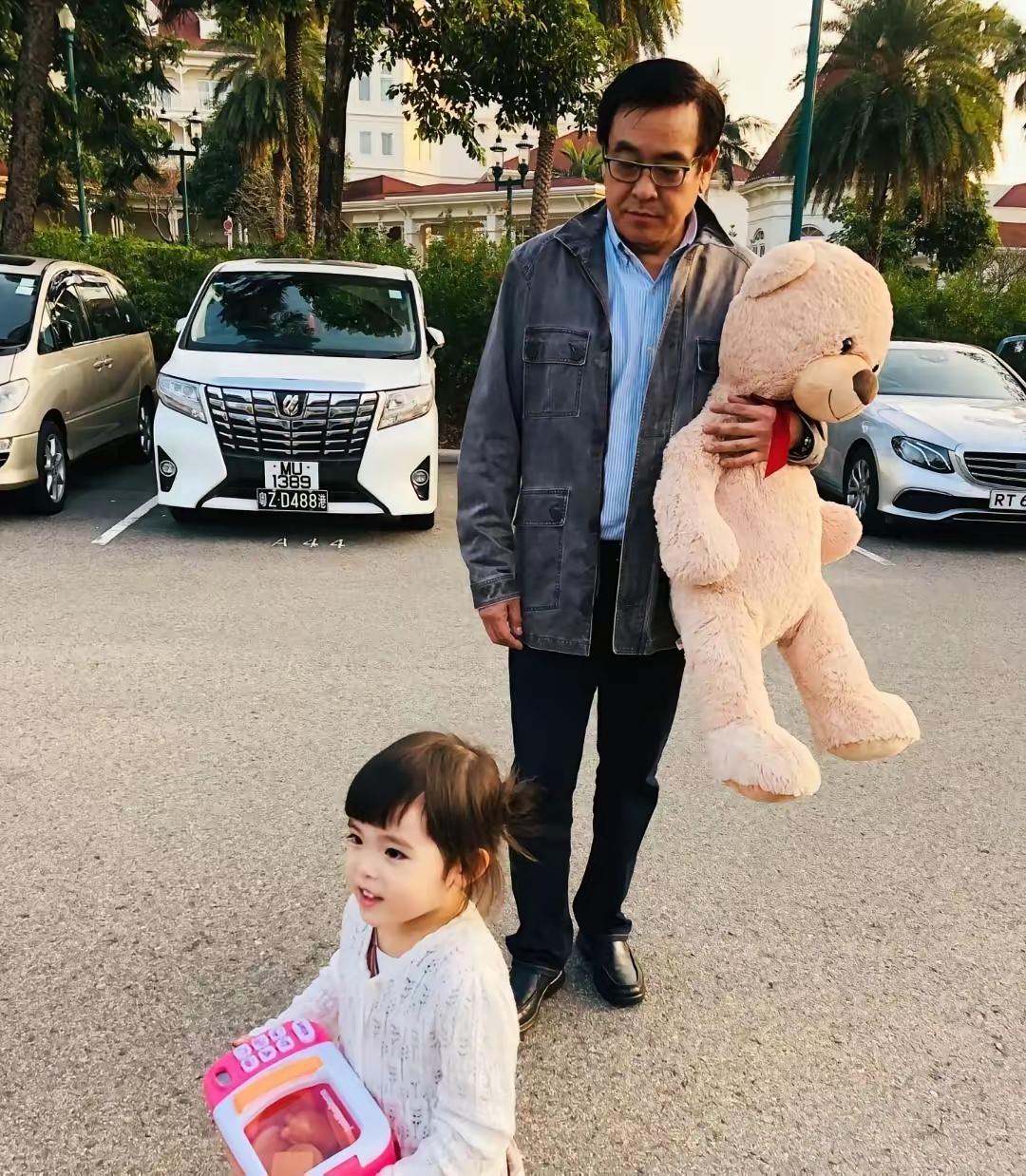 尔冬升老来得女，宠的不得了。这小姑娘长的像爸爸，以后颜值错不了。