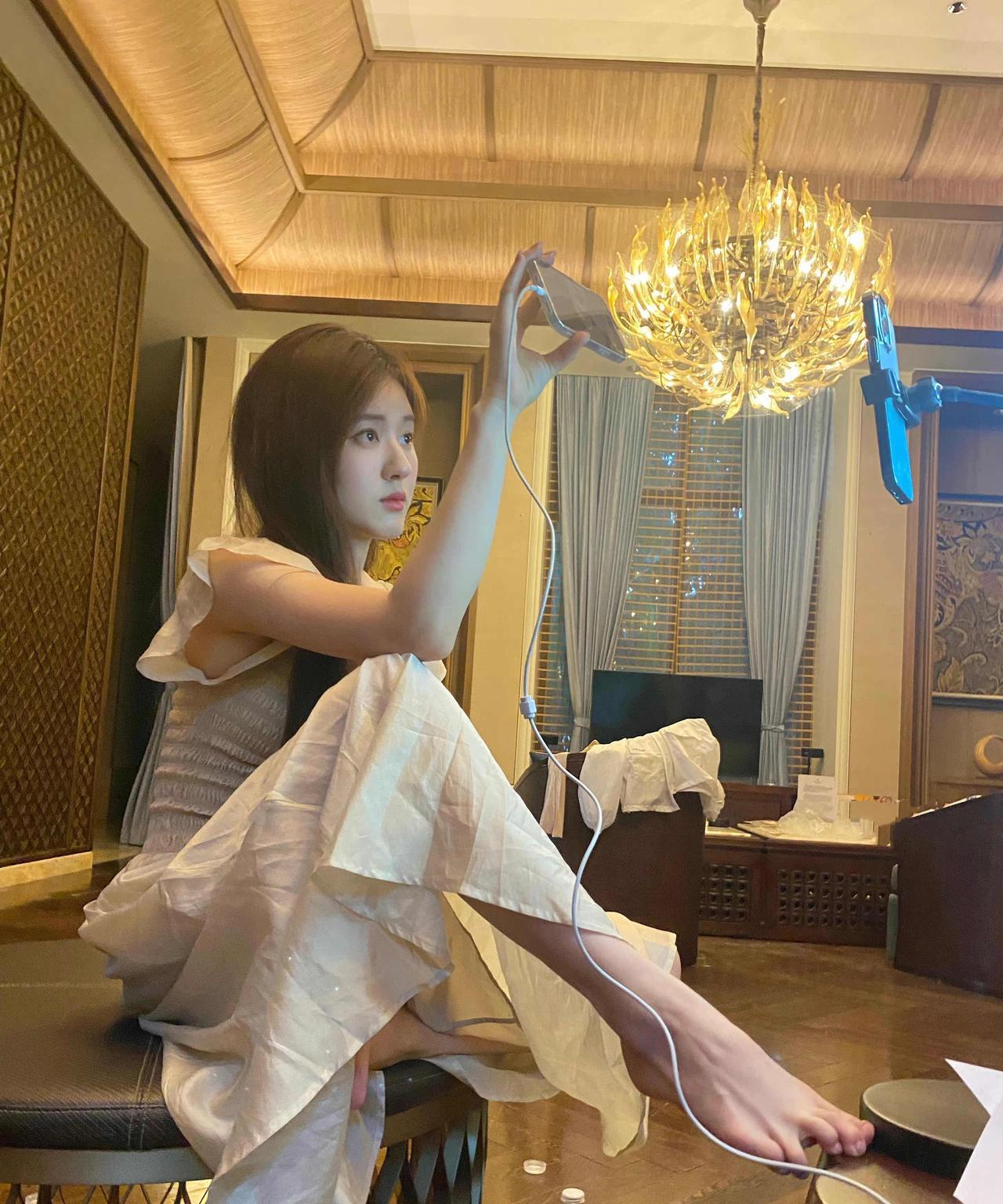赵露思，161cm，没想到，明星的家居然也这么凌乱。