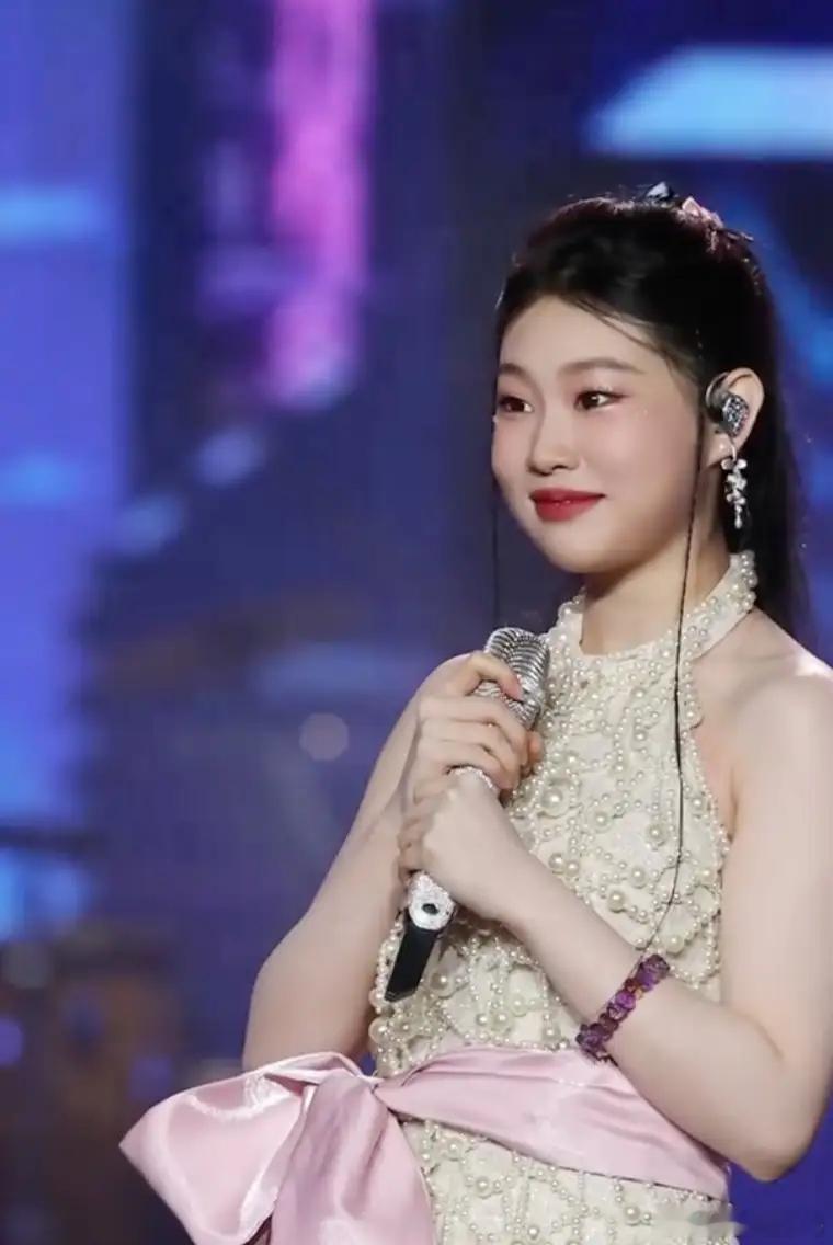 沈佳润音乐节短裙配牛仔裤，这是来自老父亲小沈阳的父爱如山啊​​​