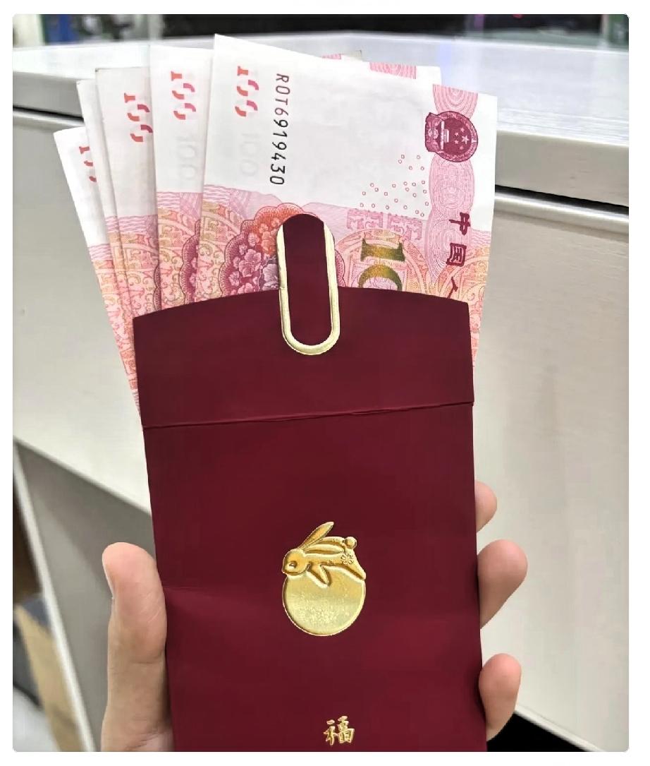 大嫂来我家借钱，她说孩子结婚差6万，我让女儿取了6万现金给她。结果女儿突然开口：