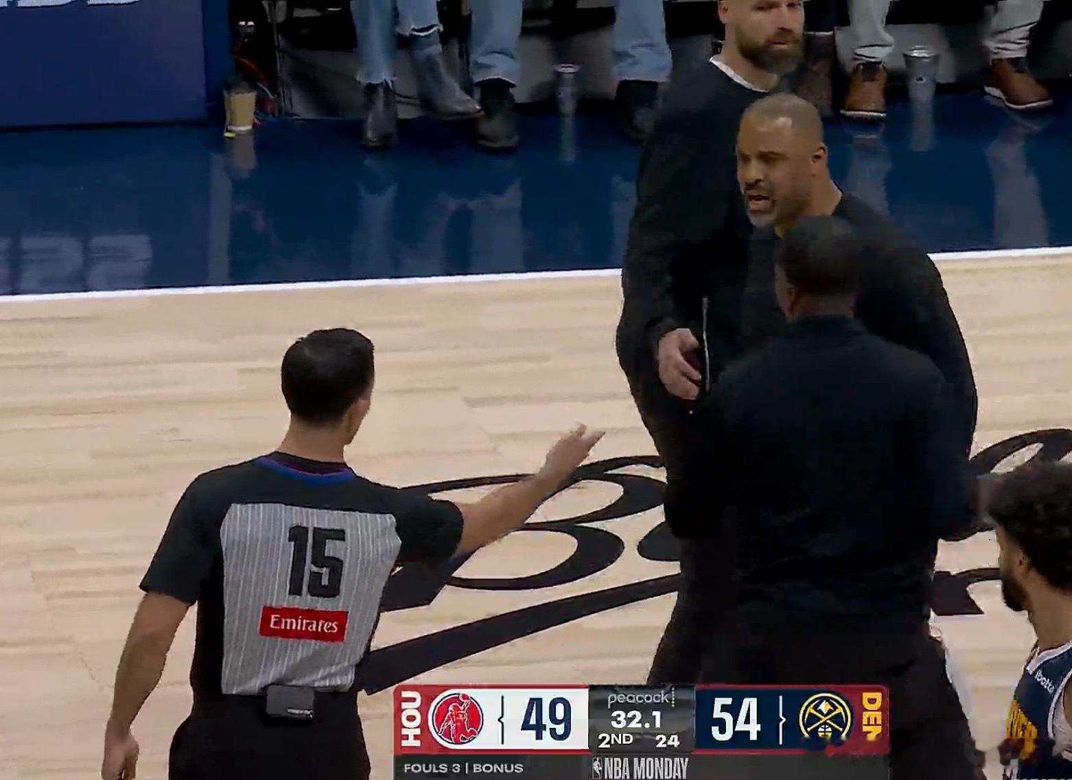 火箭vs掘金乌度卡对于申京在篮下被侵犯裁判不吹极度不满！！！怒喷裁判😤😤?