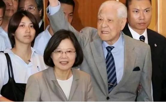 开始逃离本土了！岛内一些“台独分子”，开始逃离台湾，他们转移家产，私密买下黄金，