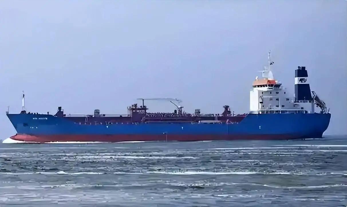 被美军海岸警卫队追了整整十天，几乎连夜都不敢熄灯。眼看船要扣、油要没，船员心态都