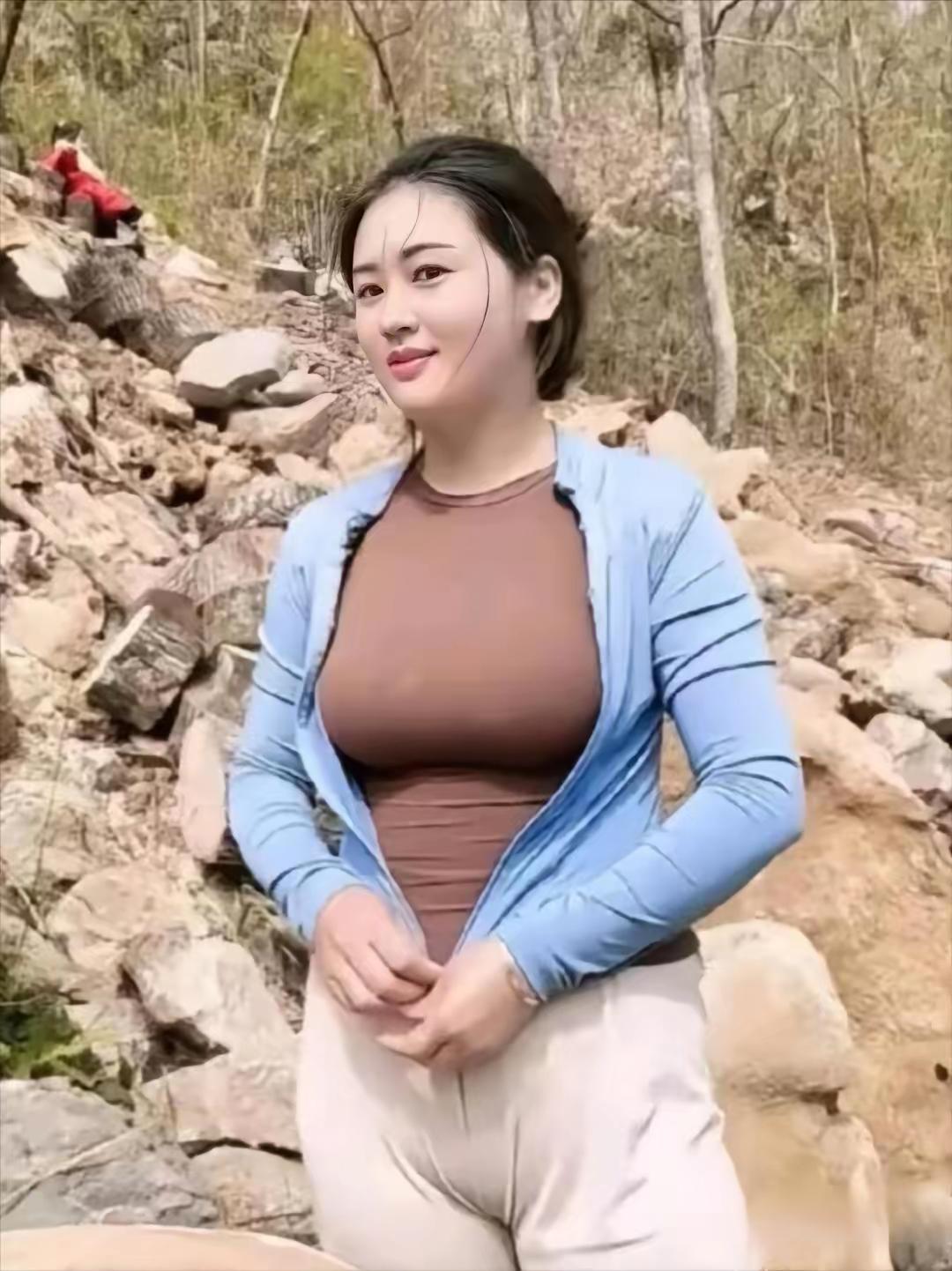 上联：青山作伴，蓝衫翠影添风采下联：乱石为邻，笑靥春风映丽容