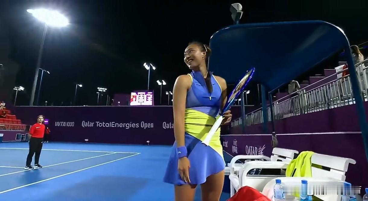 郑钦文的这套衣服是向乌克兰🇺🇦示好吗？不知道这套服装的设计师是在传达怎样的元