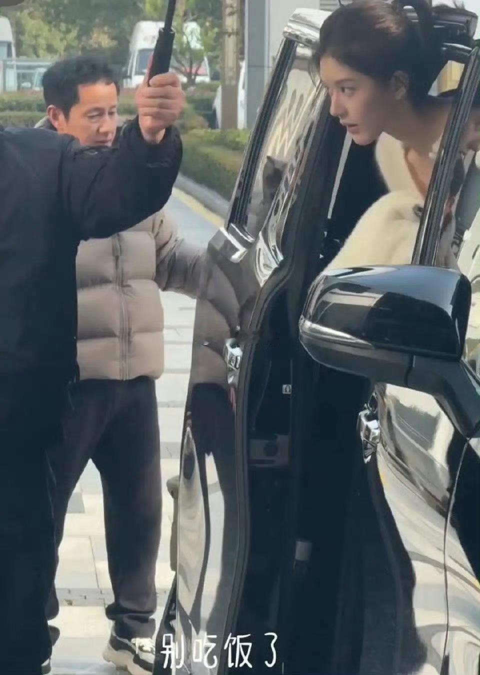 和爸爸长得一摸一样，不知道那些说整容的怎么想的​​​​