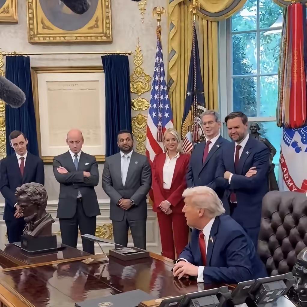 你没看错！这可是堂堂美国总统在椭圆形办公室召开记者会的真实场景——现场不少内阁高