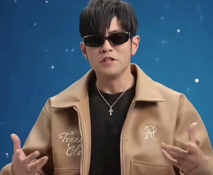 周杰伦澳网5秒出局！没碰球却赢全网？百万捐款藏真相“完了完了，连球都没碰到！