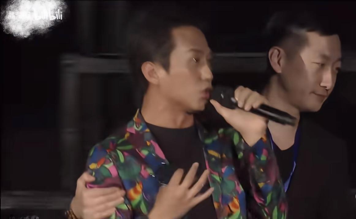 鹿晗演唱会上，嘉宾邓超竟然被保安拉走了。笑不活了，哪里有邓超哪里就有欢乐。鹿