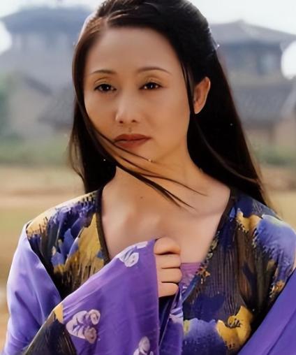 1756年，45岁的乾隆喝完鹿血酒，走到令妃的住处，一把抱住还在坐月子的令妃，说