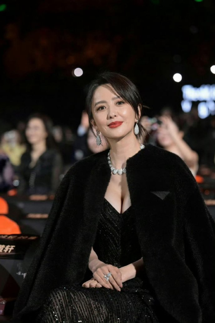 佟丽娅越来越丰腴迷人了，皮肤又白又嫩，这状态绝了