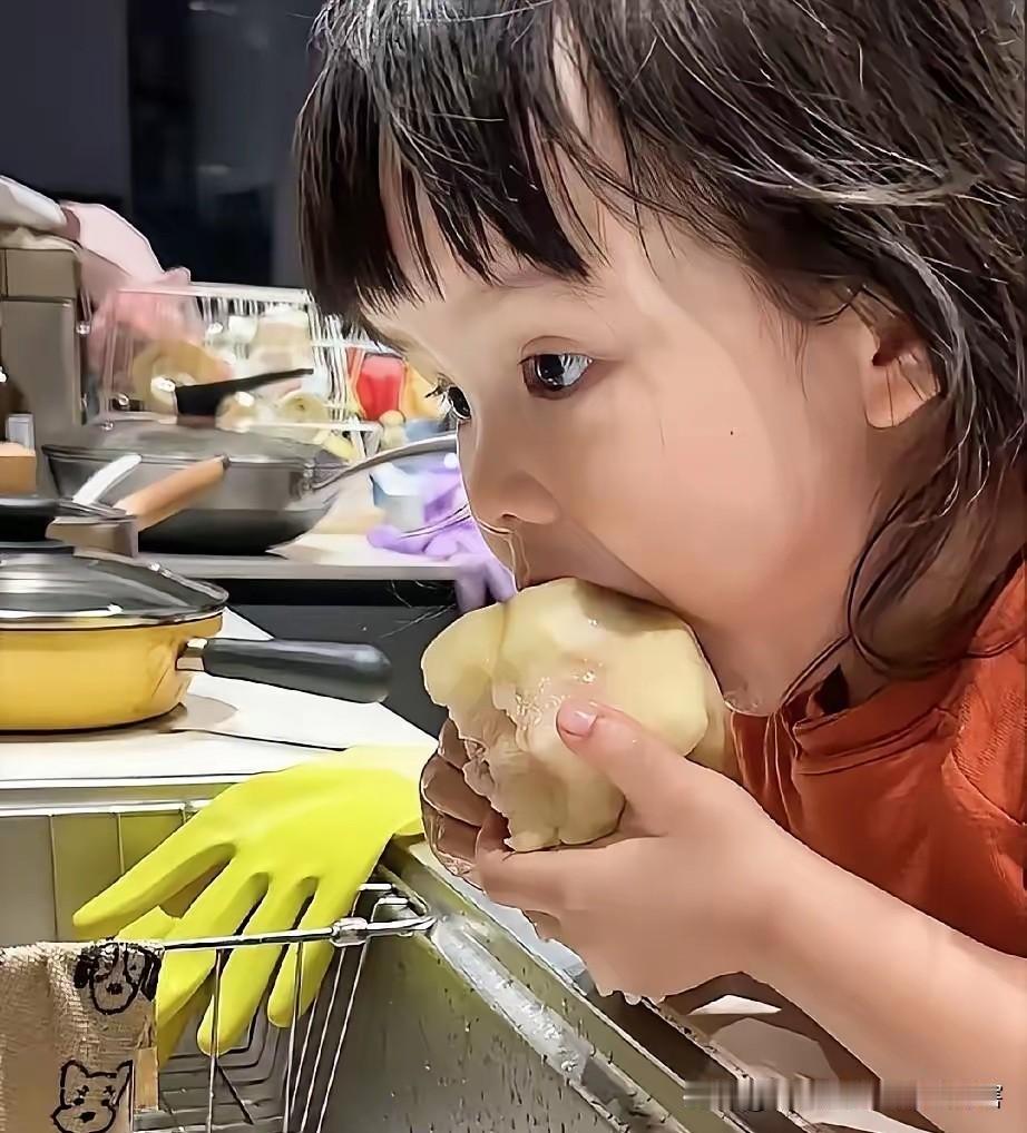 吃芒果，水蜜桃，我都是用卷纸在他手腕那里绕一圈，再让他对着垃圾桶吃！西瓜是去皮
