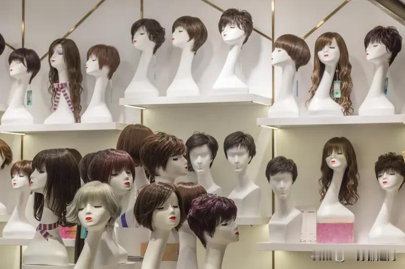 戴假发，穿裙子到底违反了哪项体育精神11月20日，厦门松柏中学一男生在体育