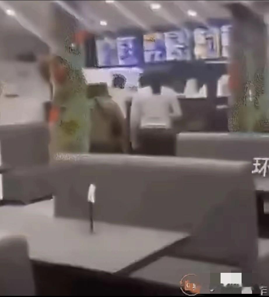 四个印度人到英国一家餐厅用餐，看到菜单上有牛肉，非常生气，冲进厨房找员工理论。没