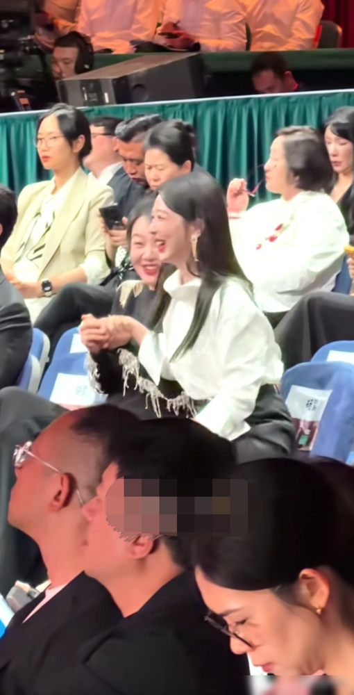 闫妮正跟杨紫咬耳朵，台上主持人直接点名：聊啥呢这么开心。闫妮一激灵，跟上课被抓包似的，杨紫在旁边憋笑