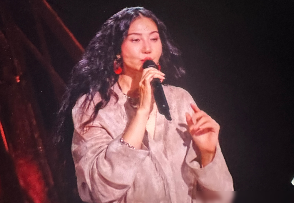 阿朵点评惹众怒被骂双标，她的回应太敢了！披哥公演上，阿朵直接点出陈若轩演唱不稳、动作跟不上、走位卡顿