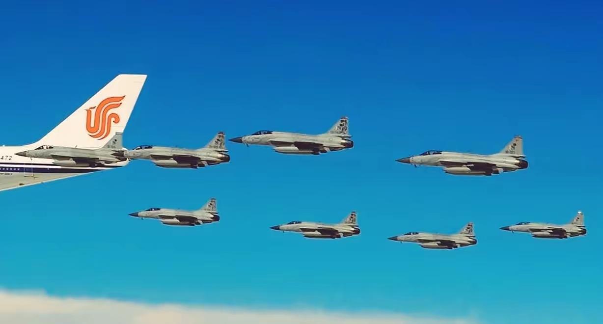 刚刚巴基斯坦的空军开进了伊朗领空，正协防伊朗，其中包括中式战机枭龙战机，ZDK-