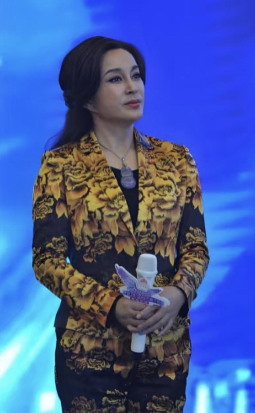 75岁的刘晓庆在庆典上得奖了，荣誉是2025年魅力人物和终身成就奖。觉得她