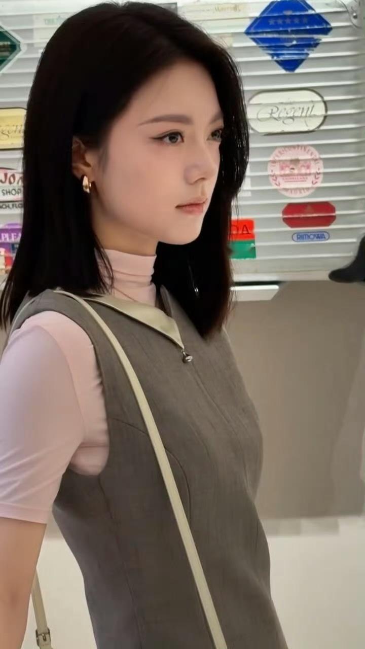 职场女强人内味儿有了赵今麦灰粉裙裤套装造型