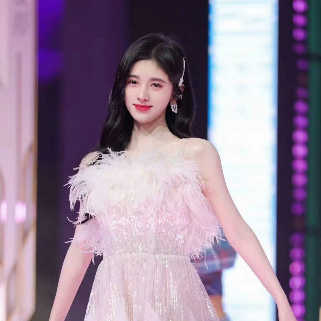 鞠婧祎太厉害了，直接3000w真金白银登顶第一不仅大幅超越了虞书欣的1400w和