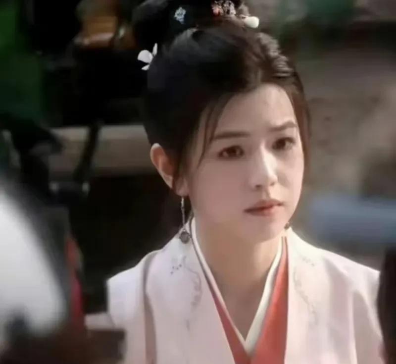 1983年出生的陈妍希已经在《藏海传》里饰演母亲了，而且还是扮演肖战饰演的汪藏海