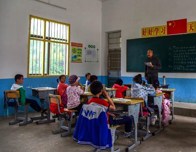 当了一辈子孩子王，落下一身病，想退却退不了——这是多少乡村老教师的心声？早些