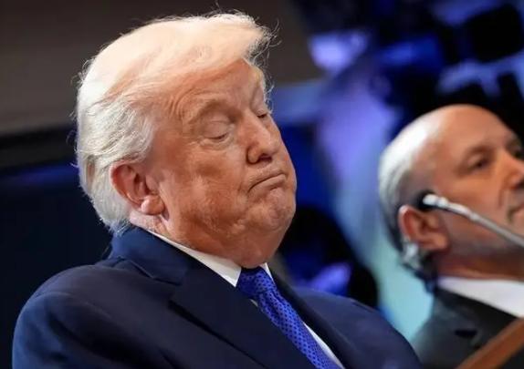 伊朗这步棋，走的太蠢了。美国不远万里飞机大炮打烂你的国家，连领袖核心将领都公然斩