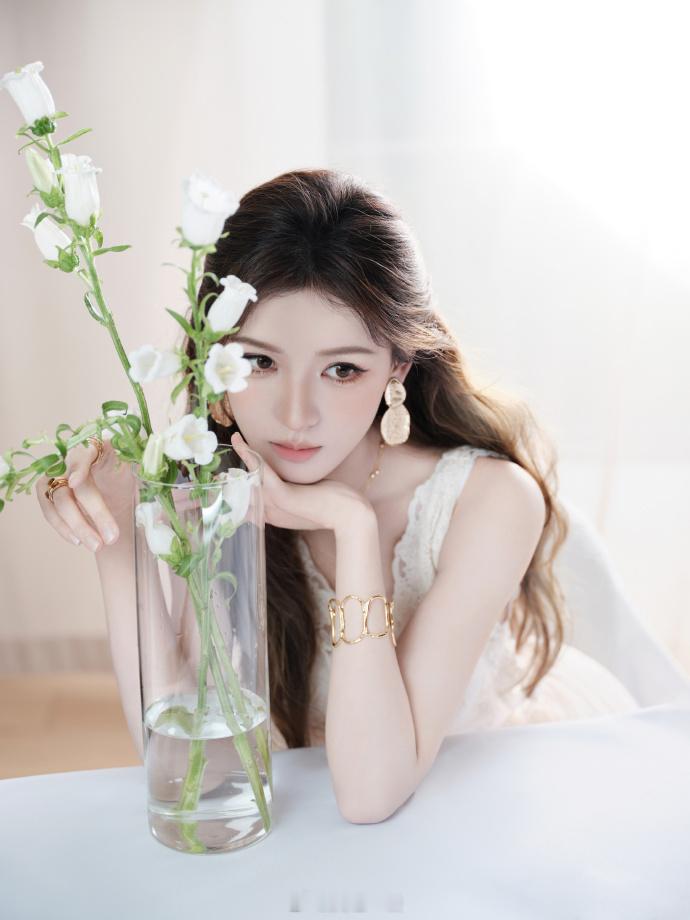 白色吊带裙、沉静优雅温婉俏丽——张予曦。每日明星美图分享曝李小冉退出浪姐